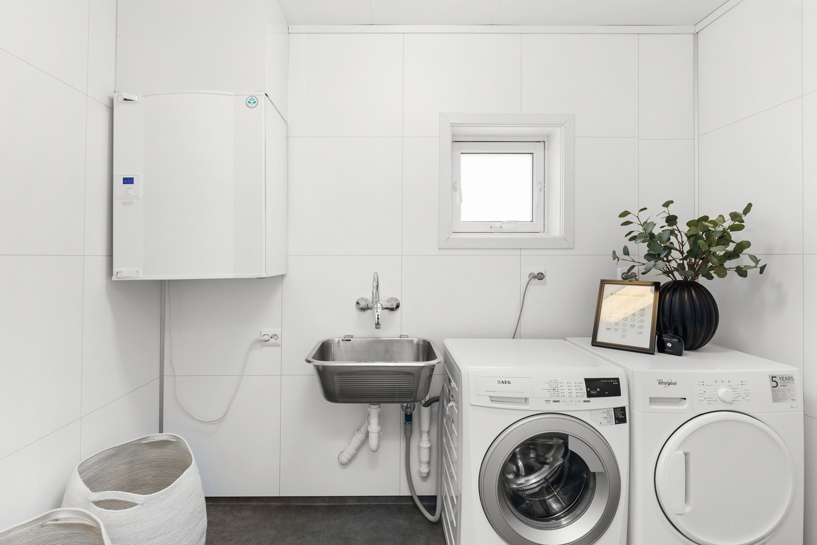 Vaskerom i tilknytning til baderom. Her er plass til både vaskemaskin og tørketrommel. Galleribilde