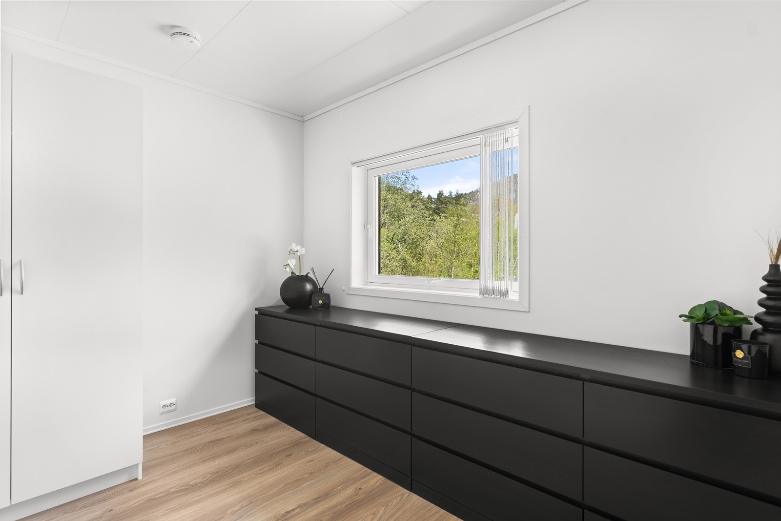 Romslig soverom 2 med god plass til både seng og garderobe Galleribilde