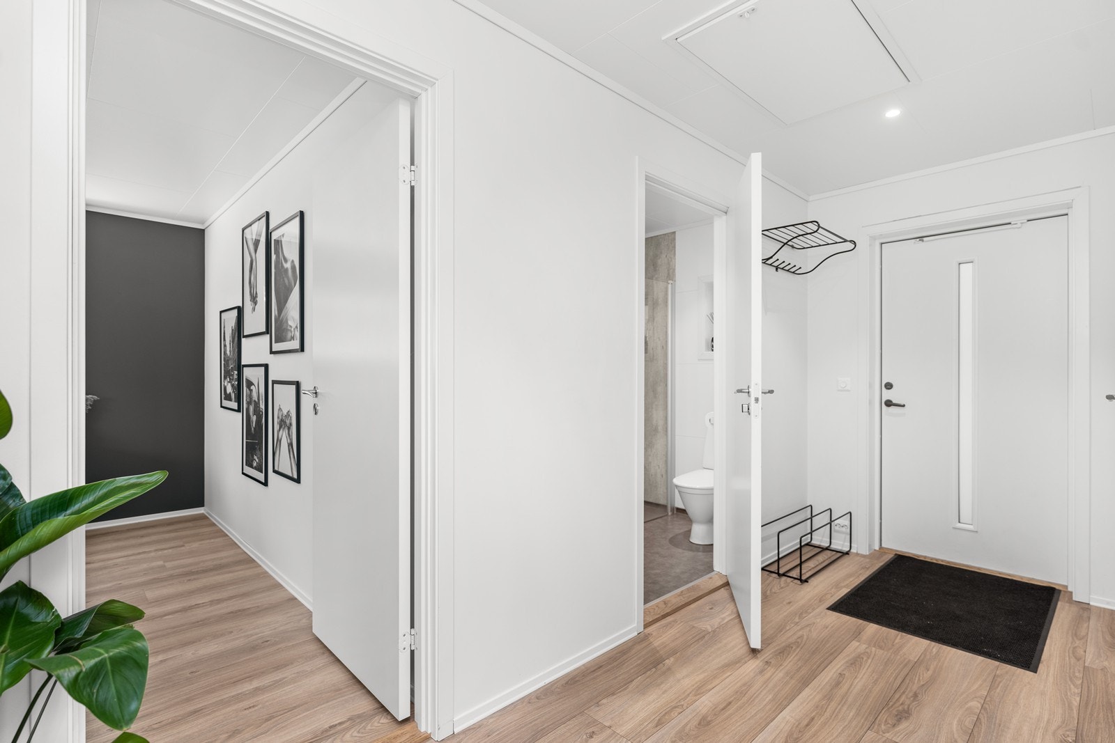 Gang med dør inn til hovedsoverom til venstre, dør til bad og vaskerom til høyre Galleribilde