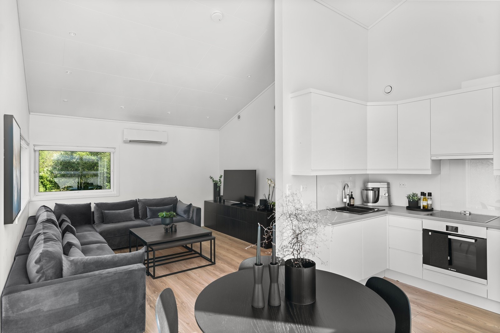 Koselig kjøkkenkrok - plassering av kjøkken gjør innredningen mindre dominerende i rommet og gir bedre utnyttelse av rommet Galleribilde