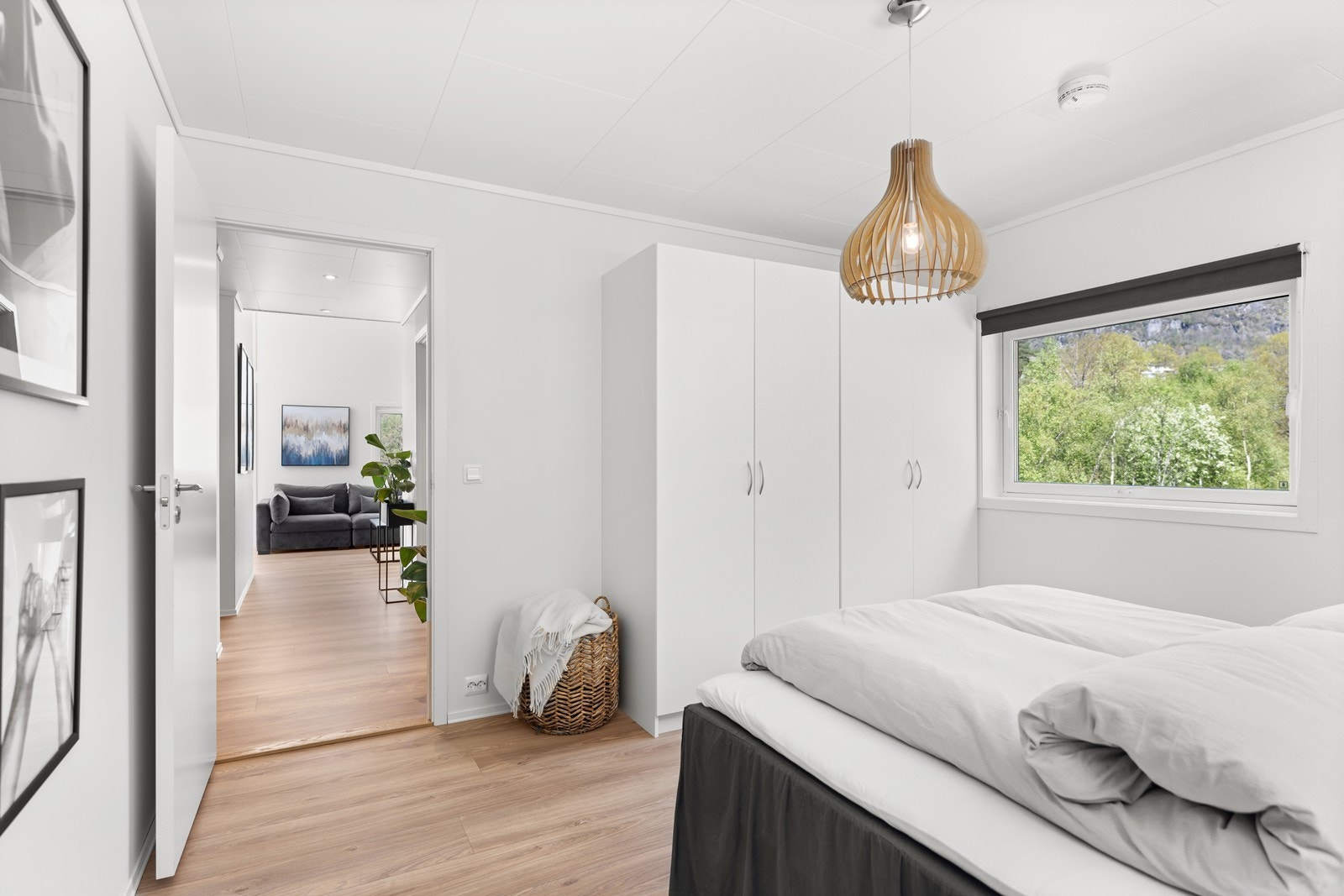 Garderobe medfølger salget Galleribilde