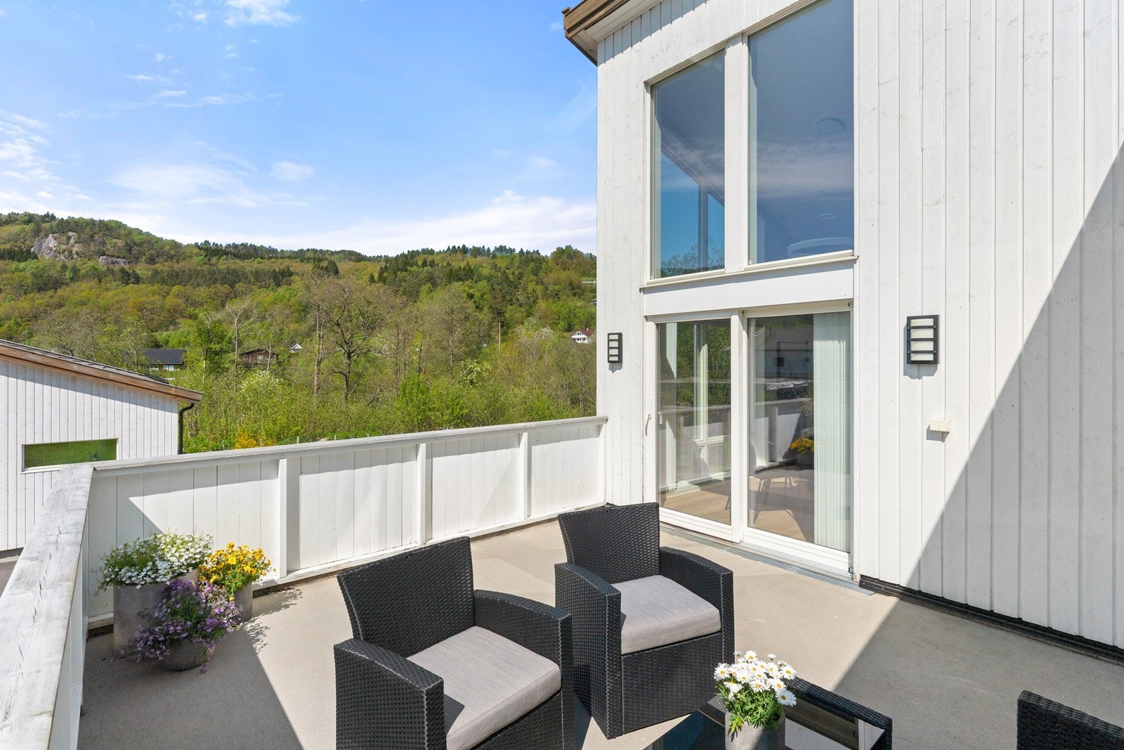 Usjenert og solrik terrasse med plass til både sitte- og spisegruppe Galleribilde