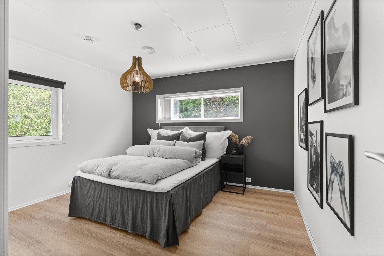 Hovedsoverom er romslig og lyst med vindu på to vegger og garderobe på vegg inn mot gjesterom/ soverom 2 Galleribilde