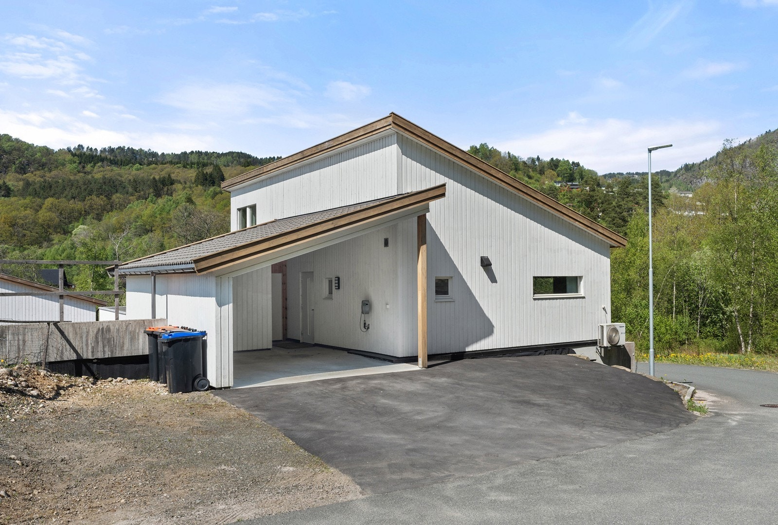 Boligen ligger i andre etasje med trappefri adkomst, praktisk carport og gode parkeringsmuligheter i tun Galleribilde