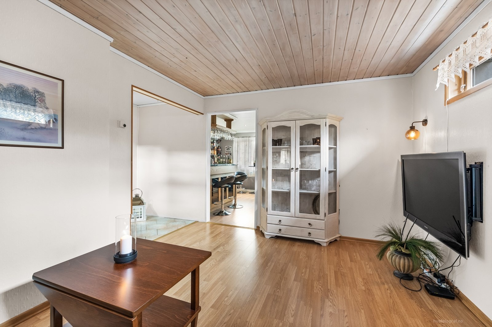 I kjelleren er det innredet til en praktisk og åpen kjellerstue. Galleribilde