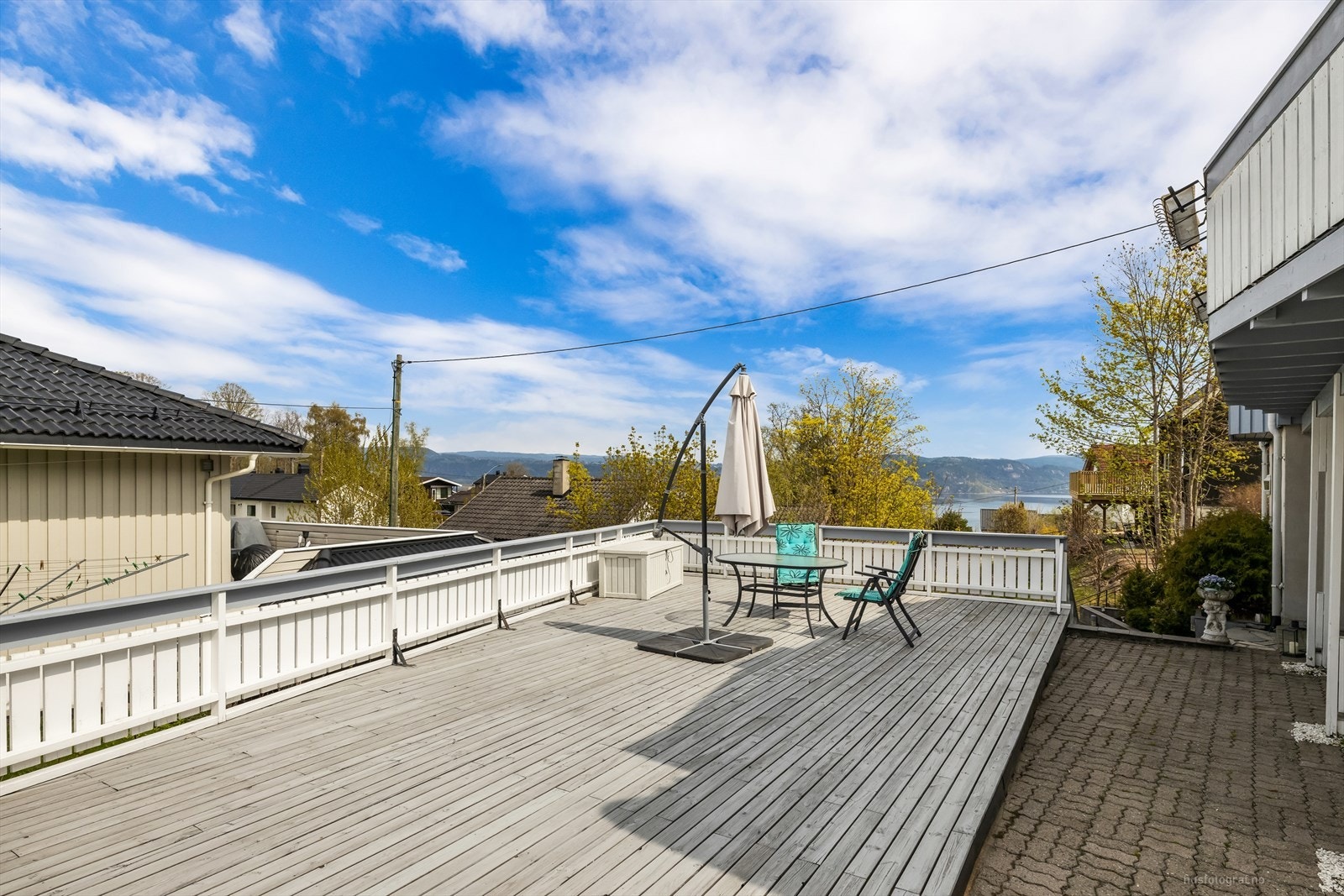 Stor terrasse over garasjen Galleribilde