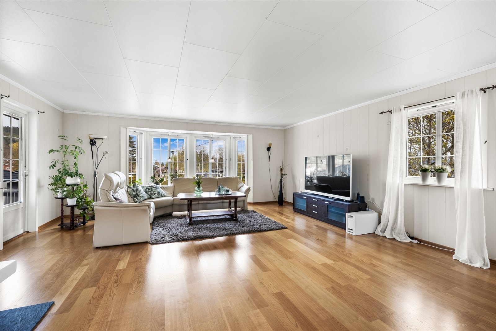 Stor stue med sofaområde og spiseplass, samt utgang til hage! Galleribilde