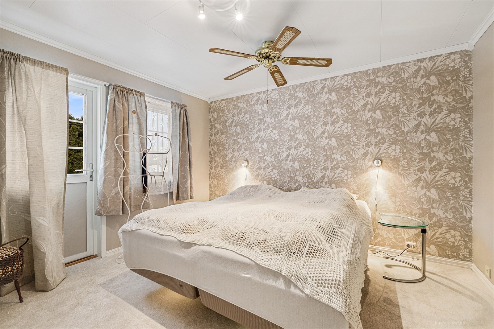 Stort hovedsoverom med utgang til terrassen. Galleribilde