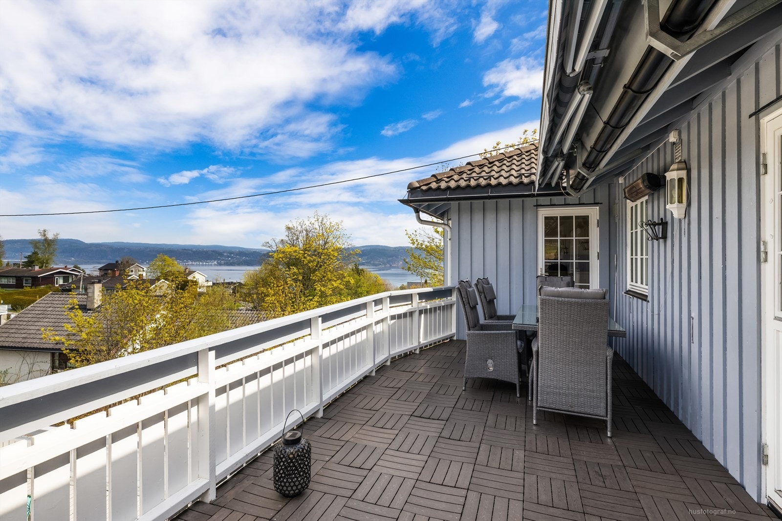 Adkomst fra kjøkken til balkong med fin åpen utsikt og ettermiddag/kveldssol. Galleribilde