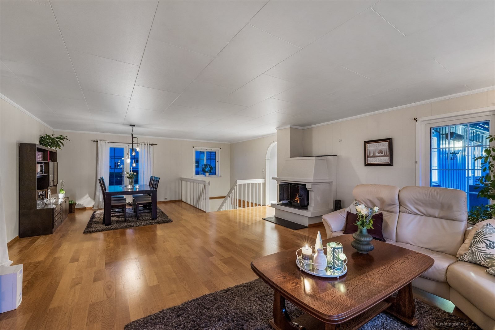Stuen er lys og fin med peisinnsats som gir en god og hyggelig fyring. Galleribilde