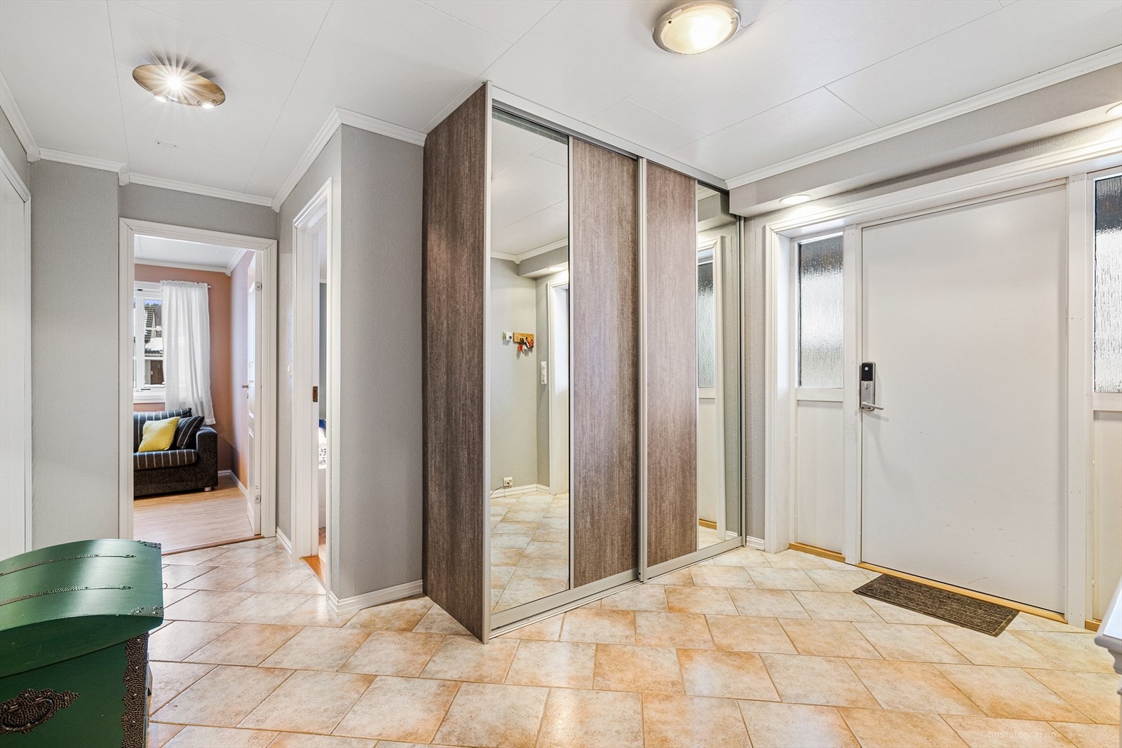 Fin skyvedrøsgarderobe i entré. Ytterdøre med Yale Doorman kodelås. Galleribilde