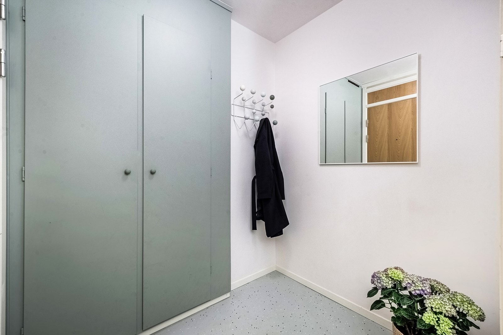 Entrè med plassbygde skap Galleribilde