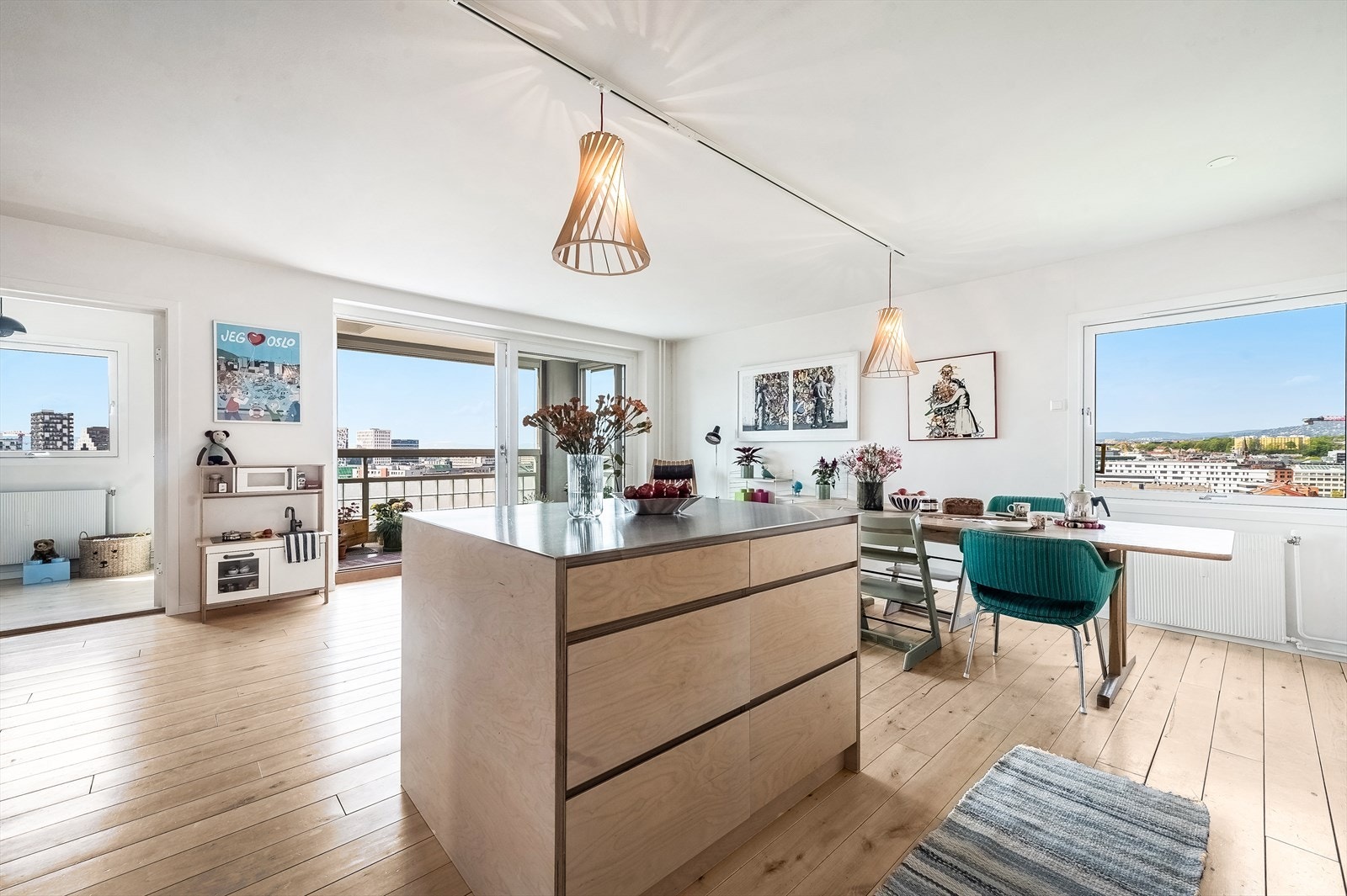 Stue og kjøkken har en åpen og sosial løsning med plass til stort spisebord Galleribilde