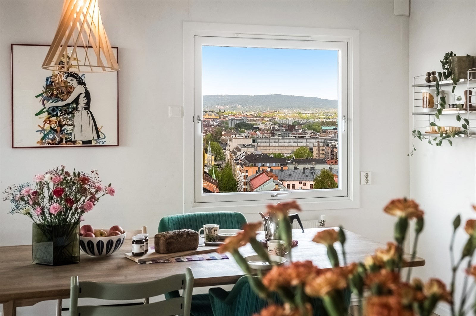 Fra kjøkkenvinduet kan du nyte fin utsikt mot Holmenkollen Galleribilde