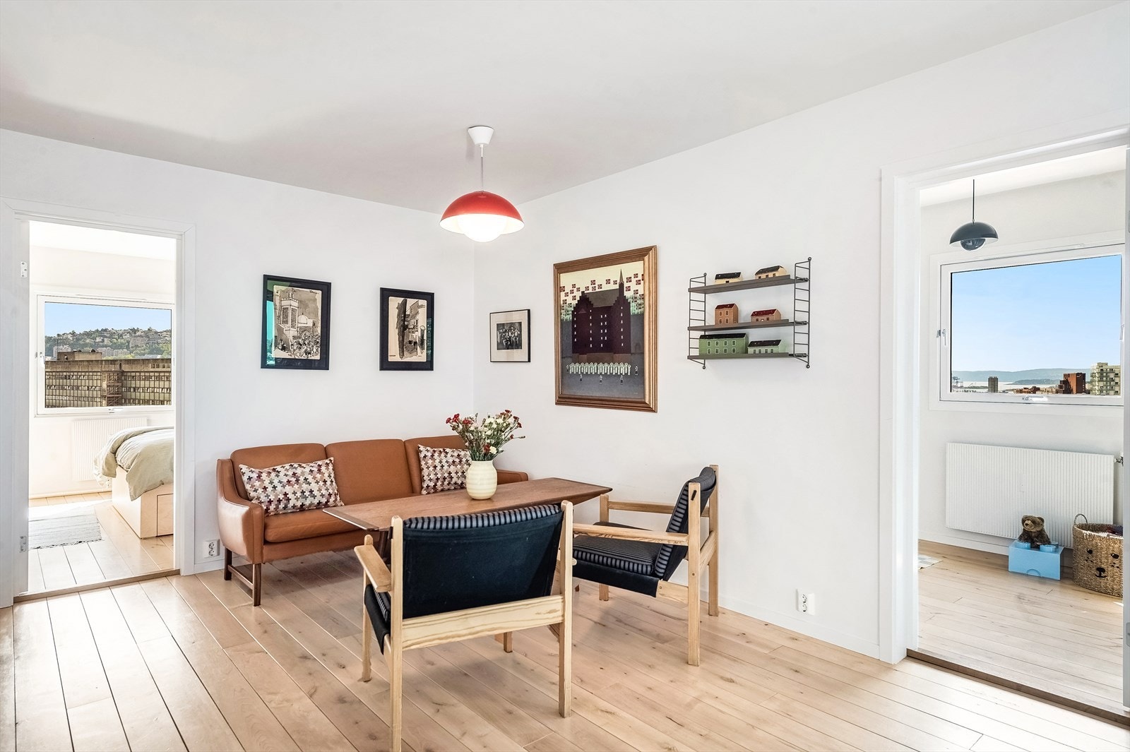 Fra stuen har du adkomst til alle tre soverommene Galleribilde