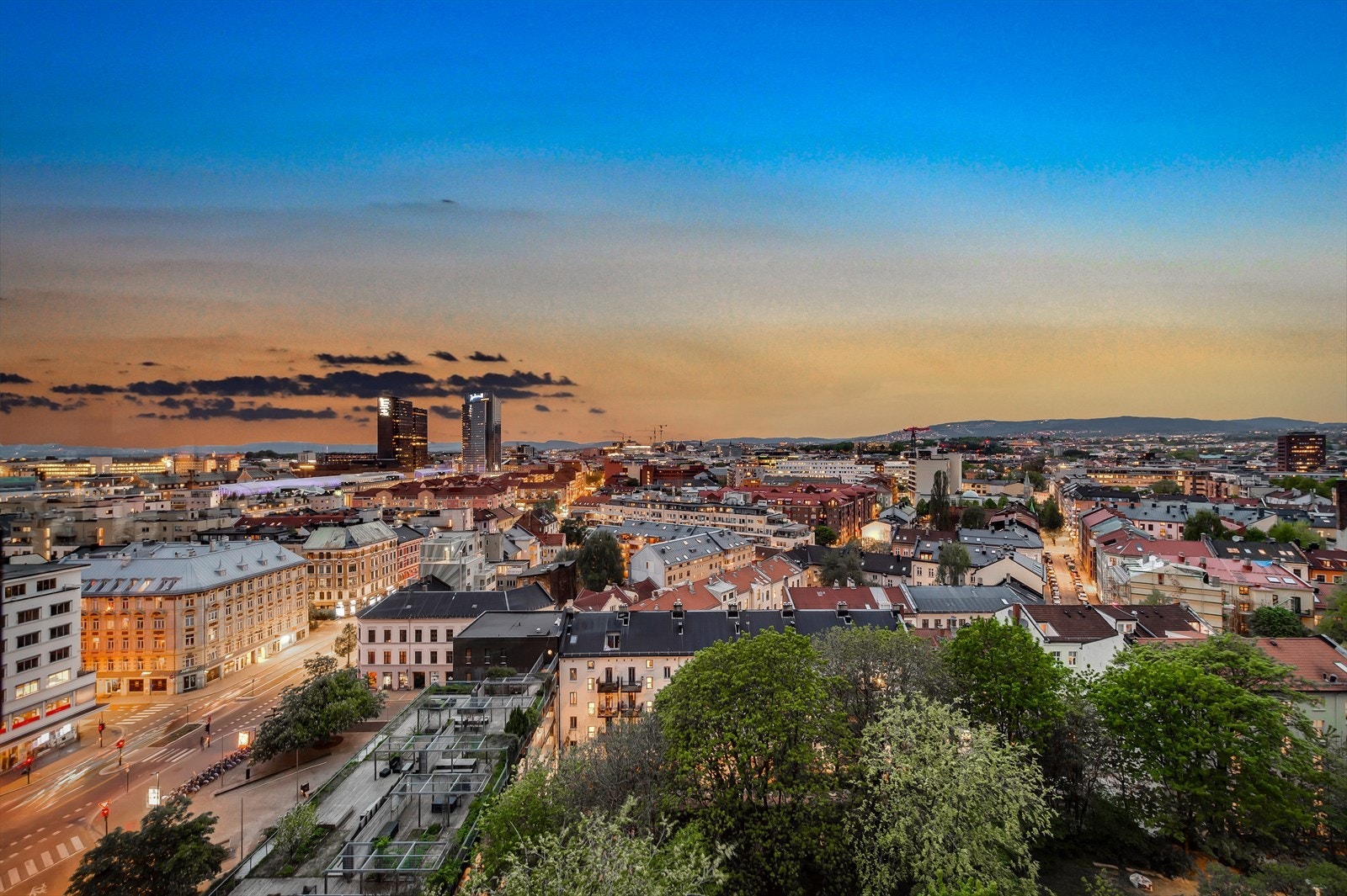 Fra balkongen kan du nyte spektakulær utsikt over byen Galleribilde