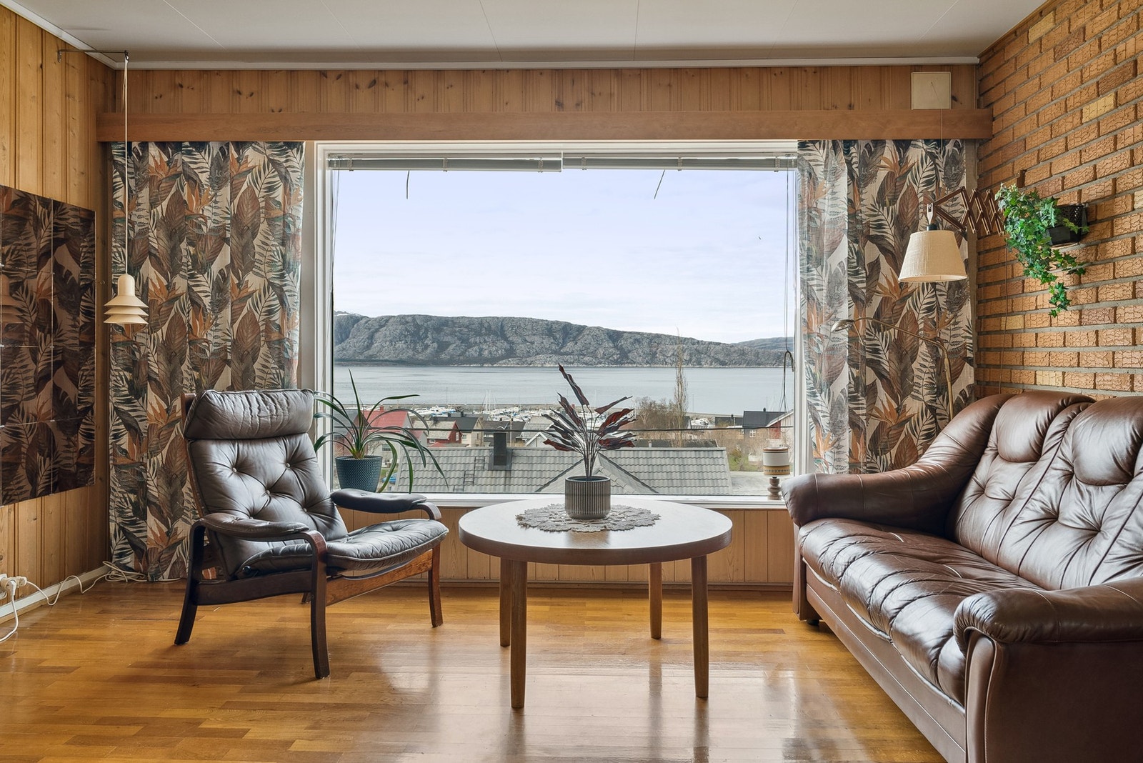 Fra dette store stuevinduet har du nydelig utsikt mot Alstenfjorden Galleribilde