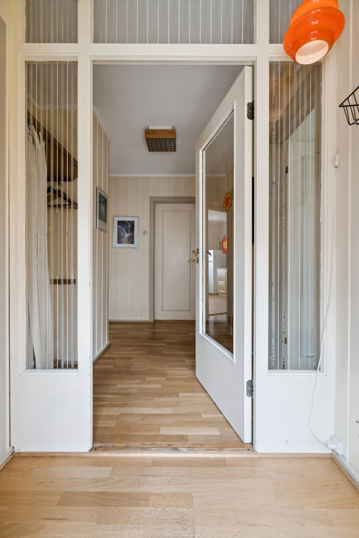 Velkommen inn! Vindfang med adkomst til gangen som knytter hovedetasjen sammen Galleribilde