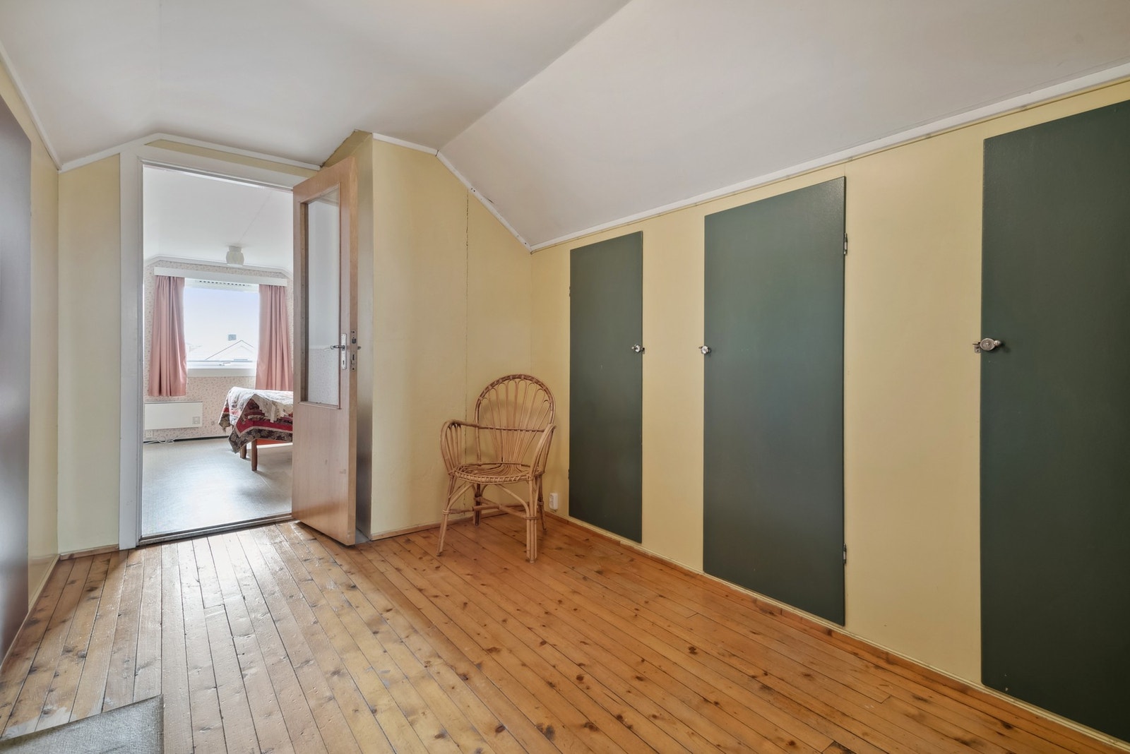 Praktisk oppbevaring i knevegg i gang på loft Galleribilde