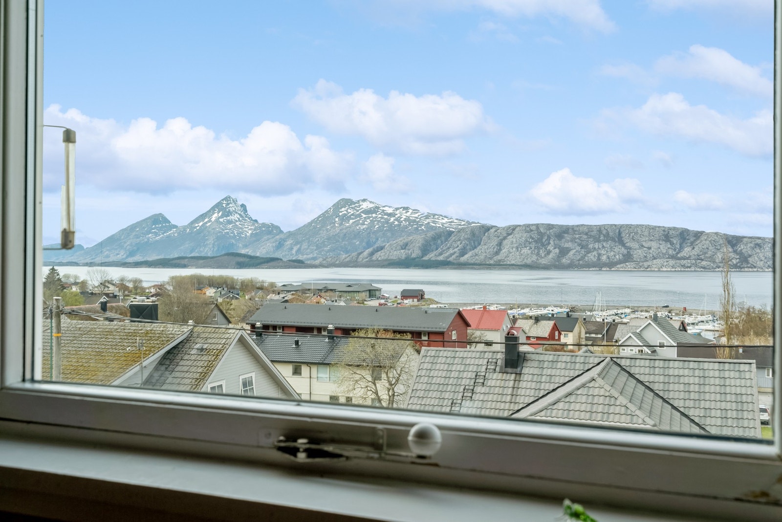 Kjøkkenet har plass til frokostgruppe slik at du kan nyte morgenkaffen til denne utsikten Galleribilde