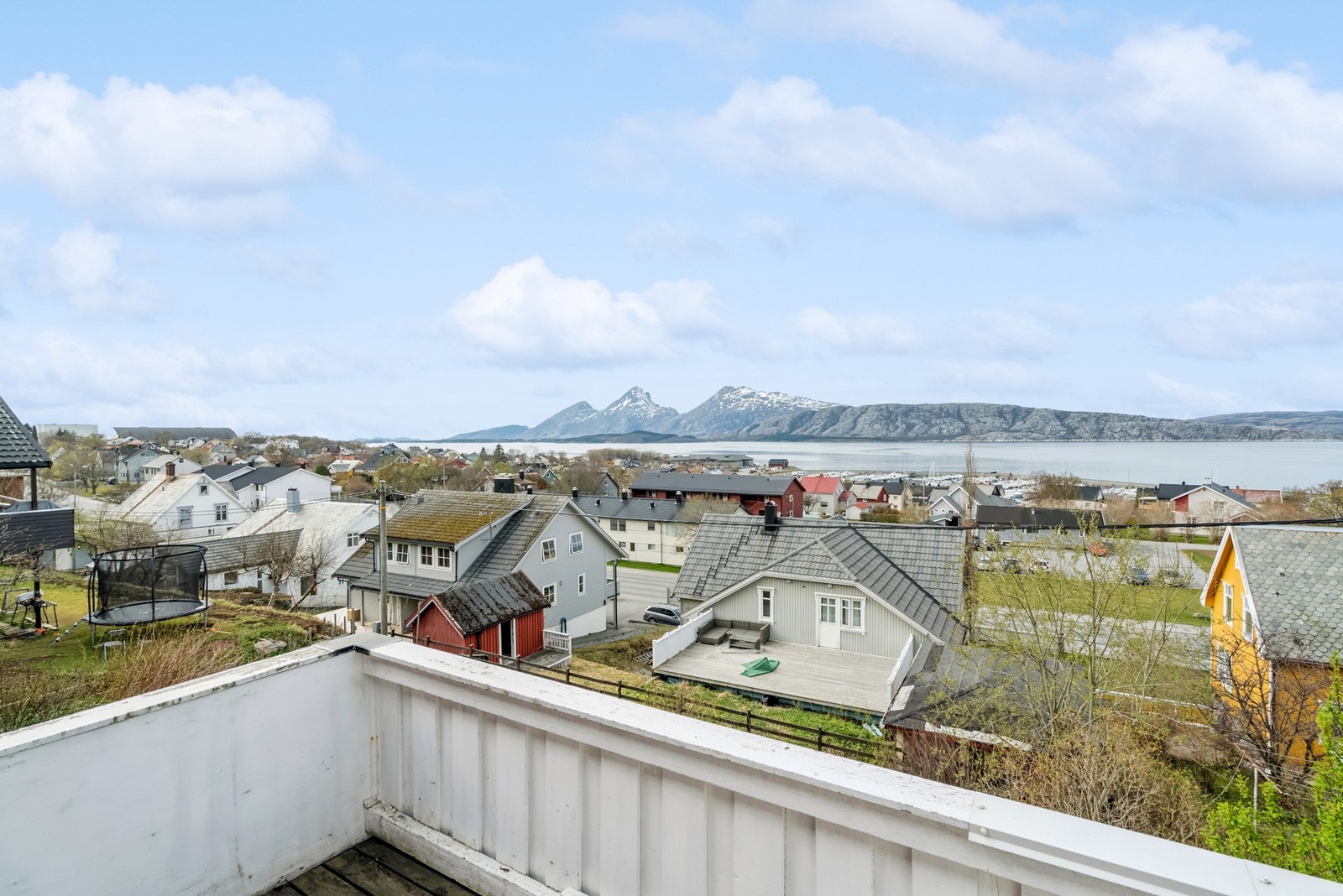 Utsikt fra balkongen - Under balkongen er det bygget vedbod Galleribilde