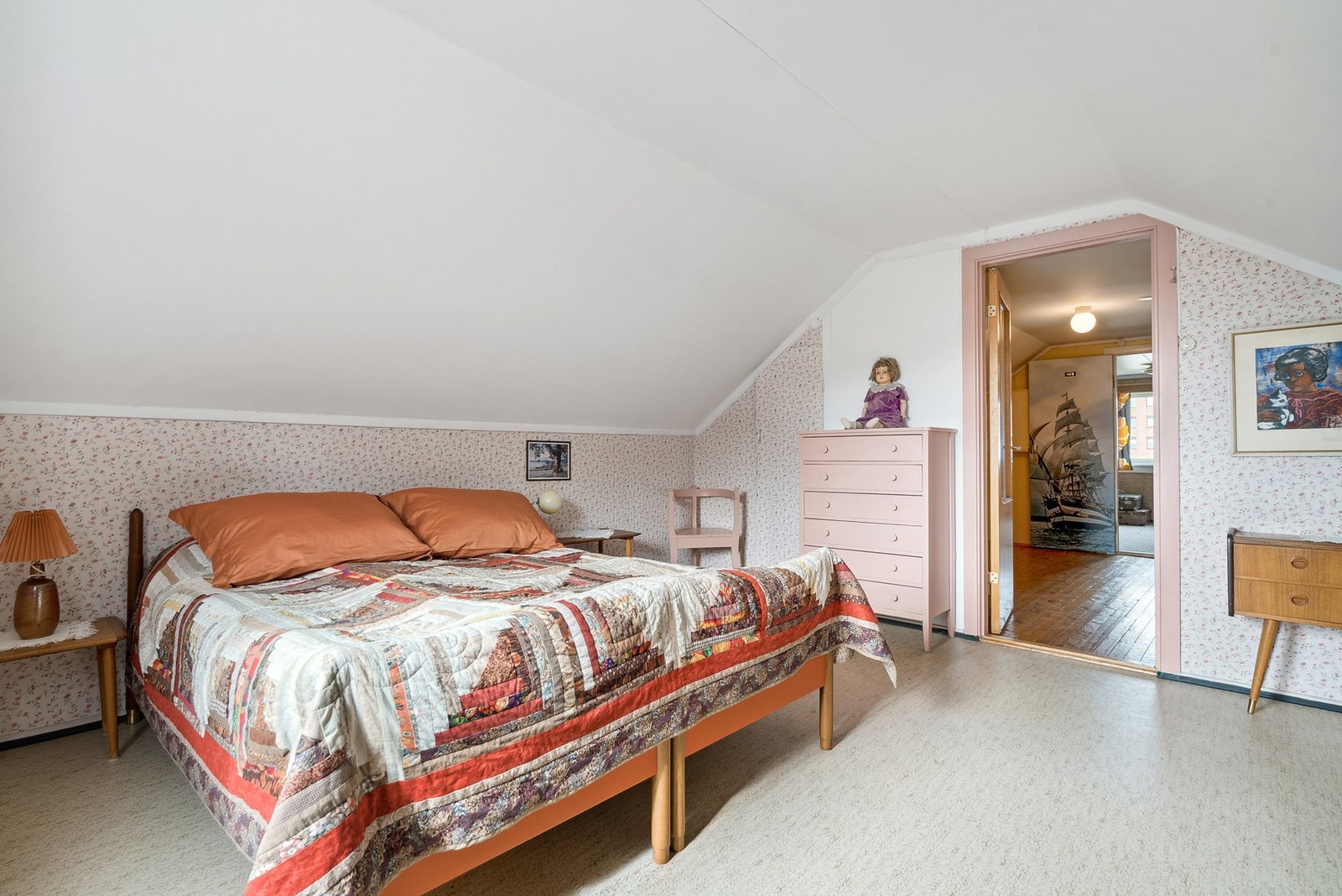På loftet er det innredet to romslige soverom Galleribilde