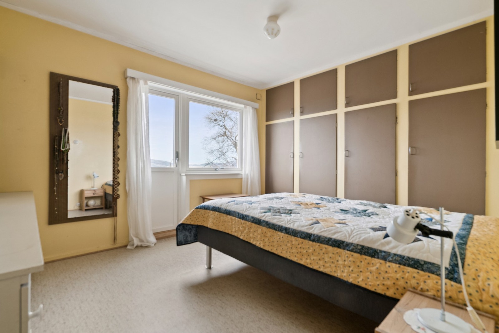 Rommet har godt med plassbygget garderobeskap Galleribilde
