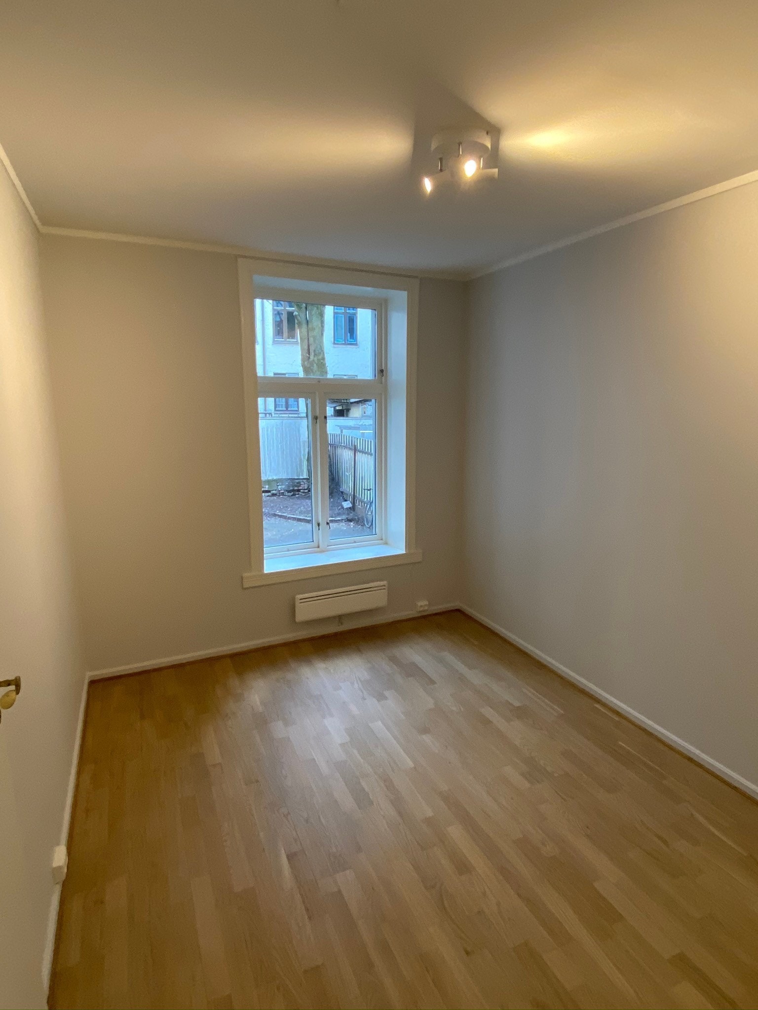 Soverom 1 mot stille bakgård Galleribilde