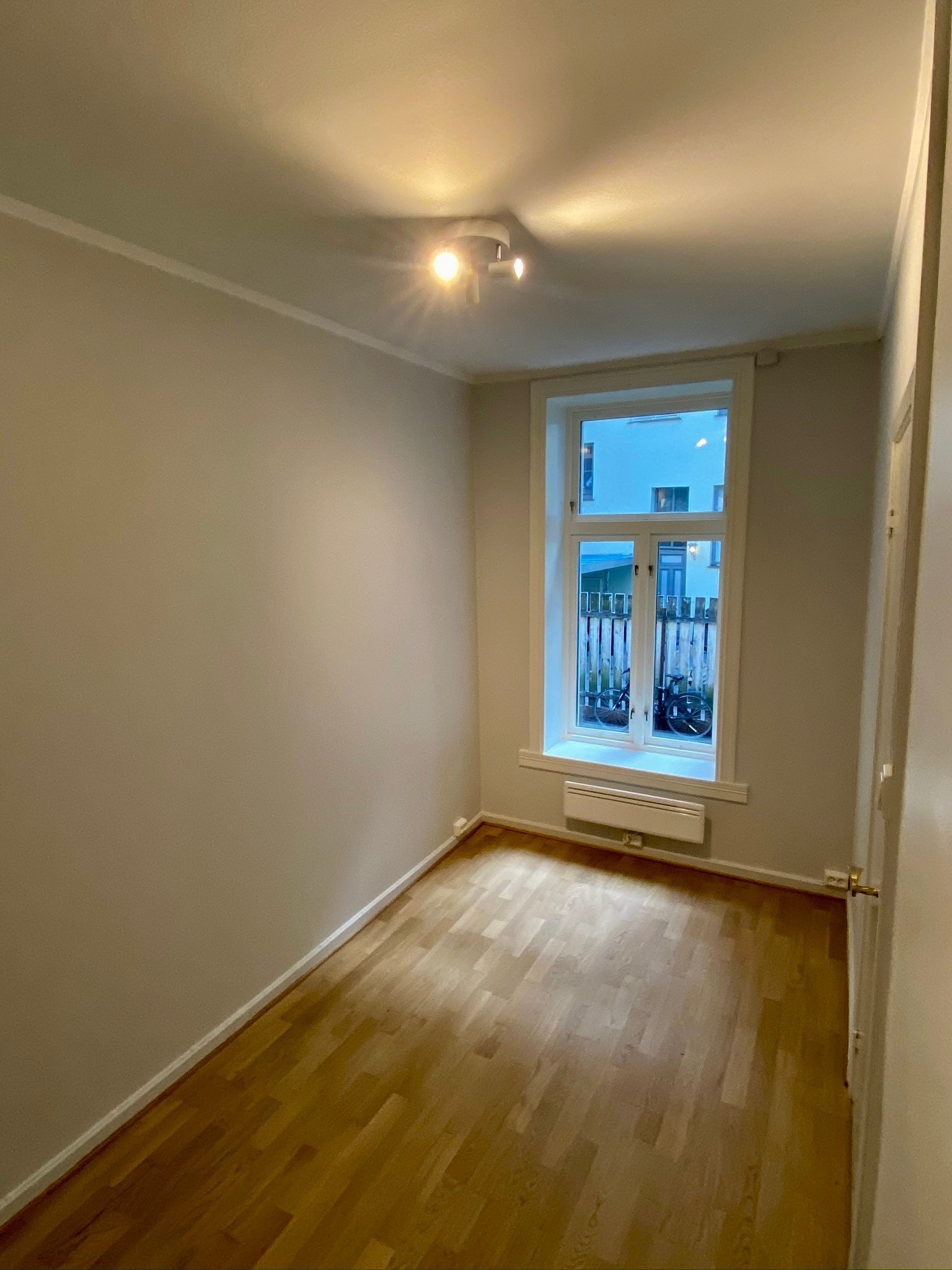 Soverom 2 mot stille bakgård Galleribilde