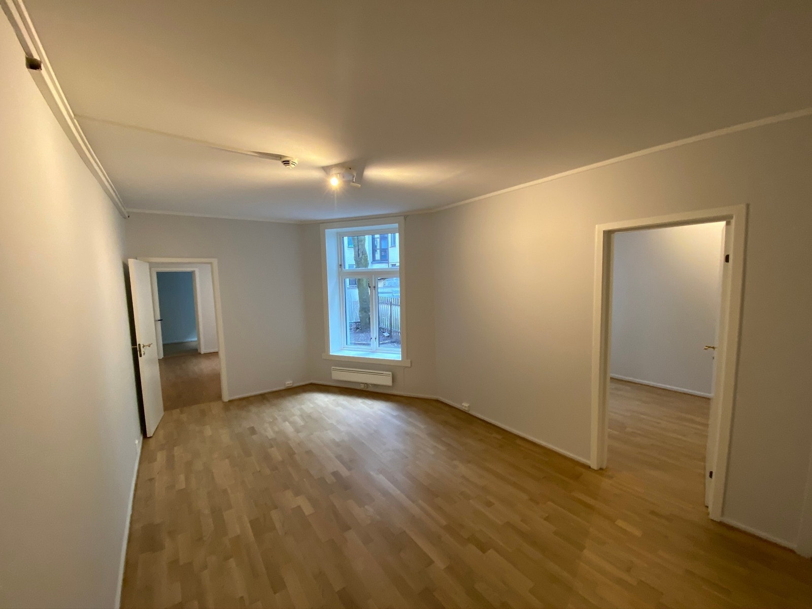 Stor stue/spisestue i tilknytning til kjøkken Galleribilde