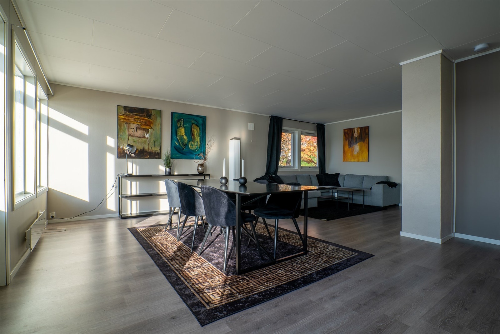 God plass til møblering av både spisegruppe og sofagruppe. Galleribilde
