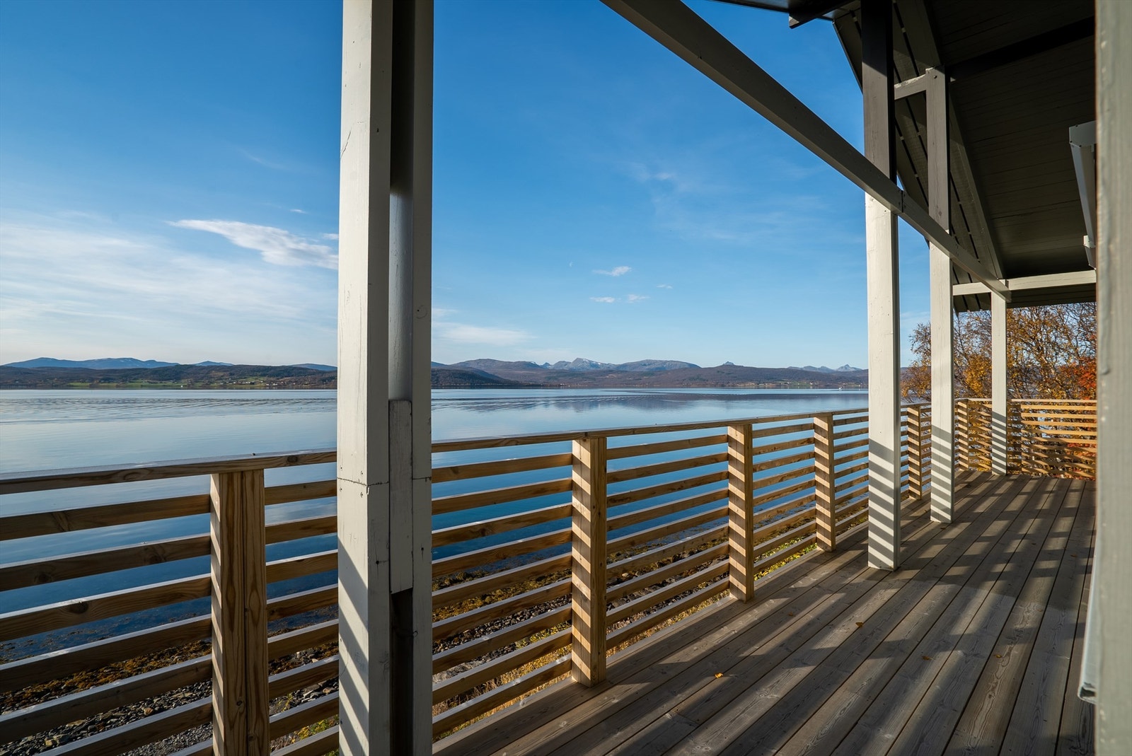 Verandaen i første etasje er overbygd. Galleribilde