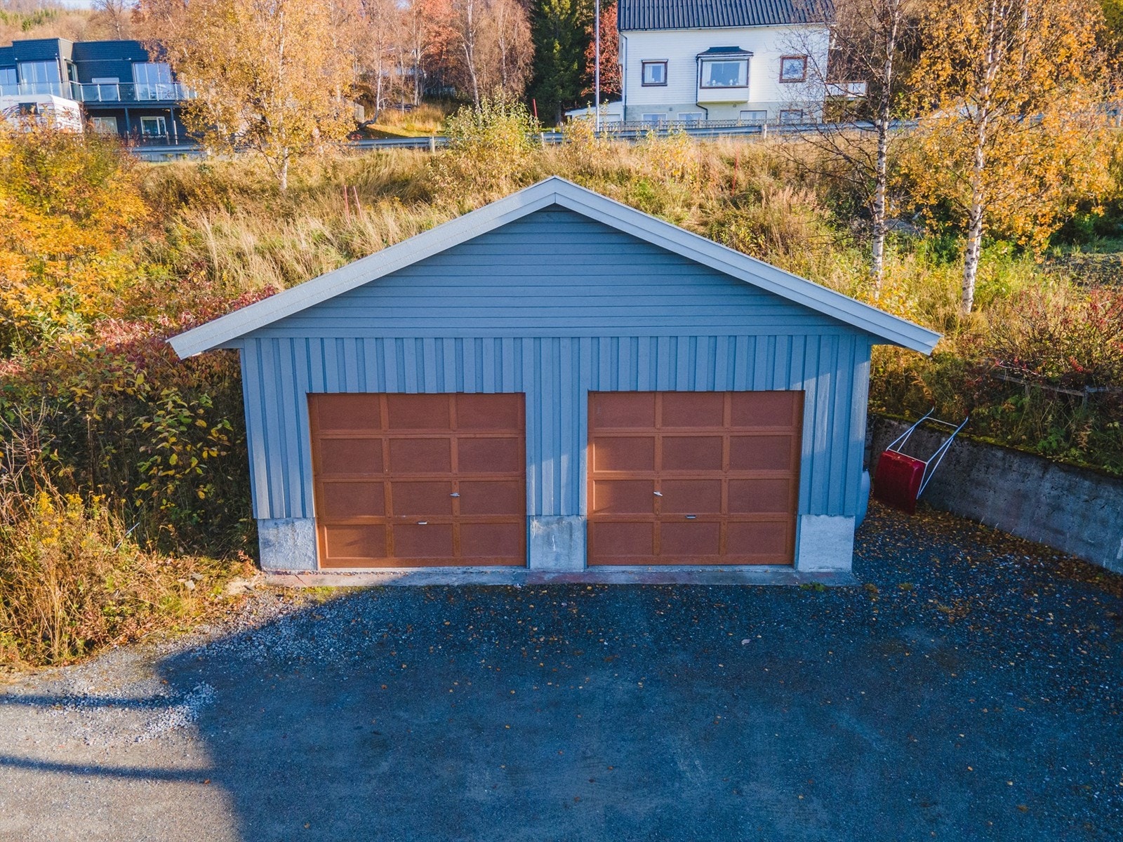 Garasje med to biloppstillingsplasser. Galleribilde