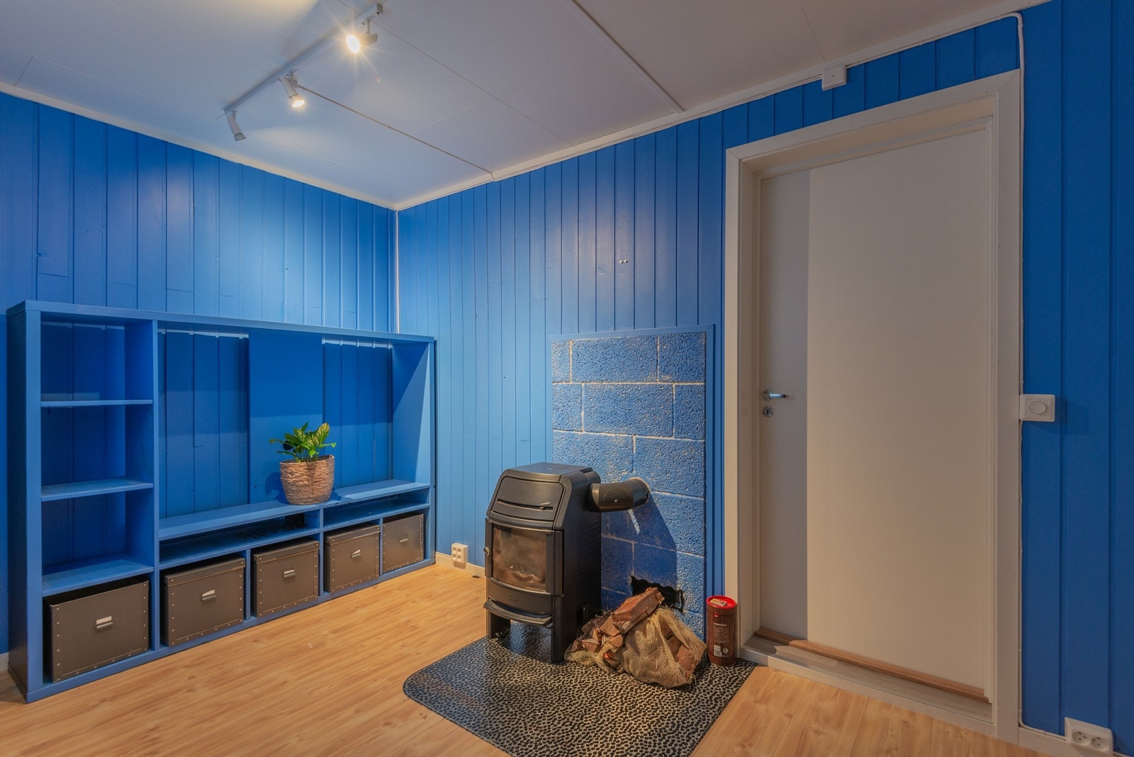 Vedfyring i underetasjen. Galleribilde