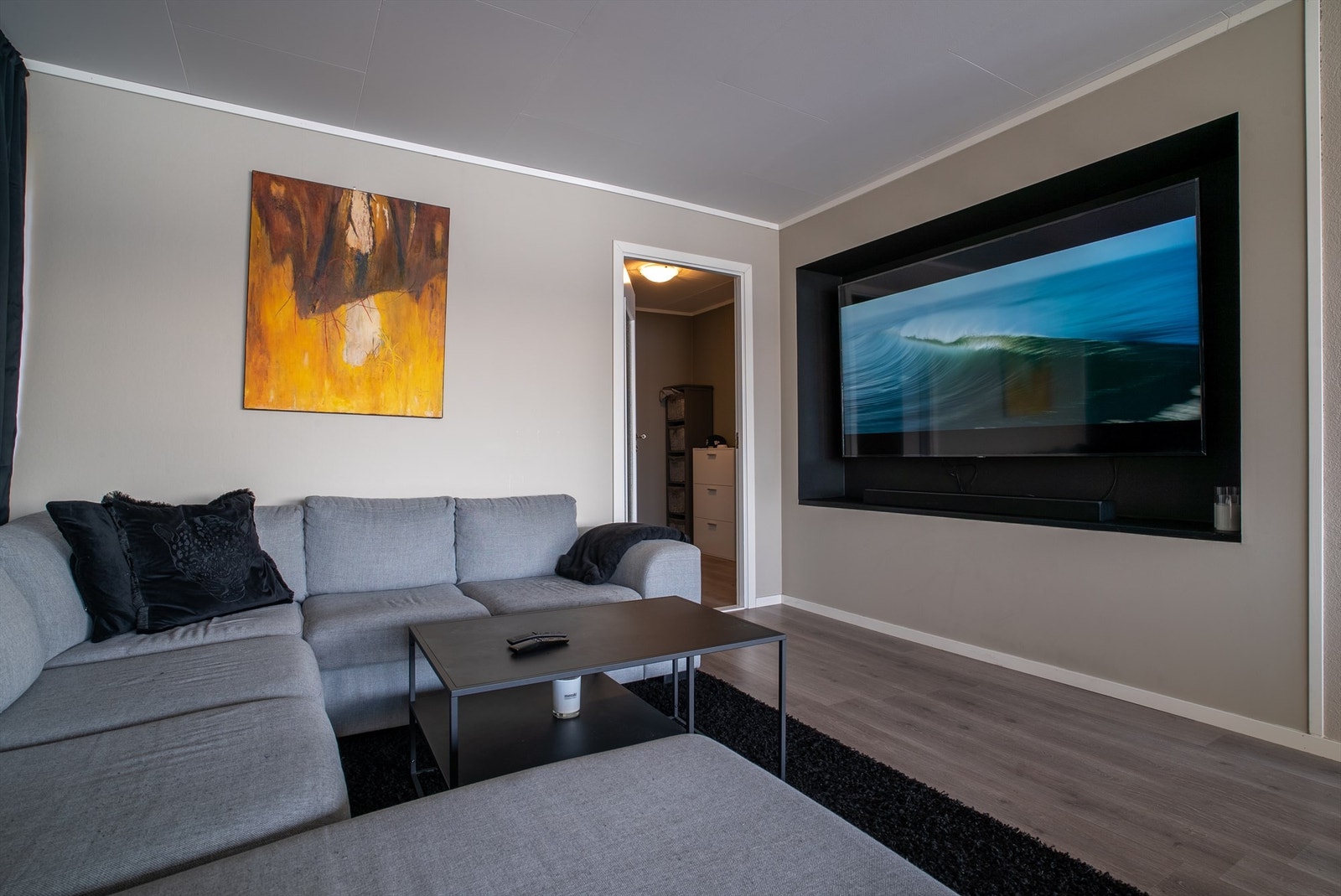 Fra stuen er det utgang til gangen og delvis åpen kjøkkenløsning. Galleribilde