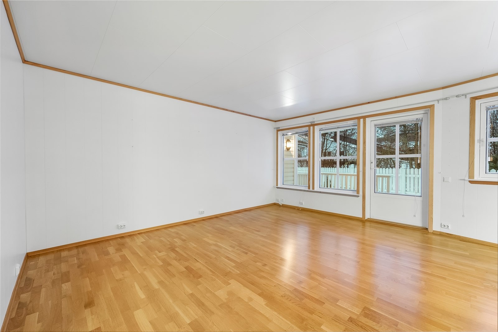Fra stua har du utgang til veranda. Galleribilde