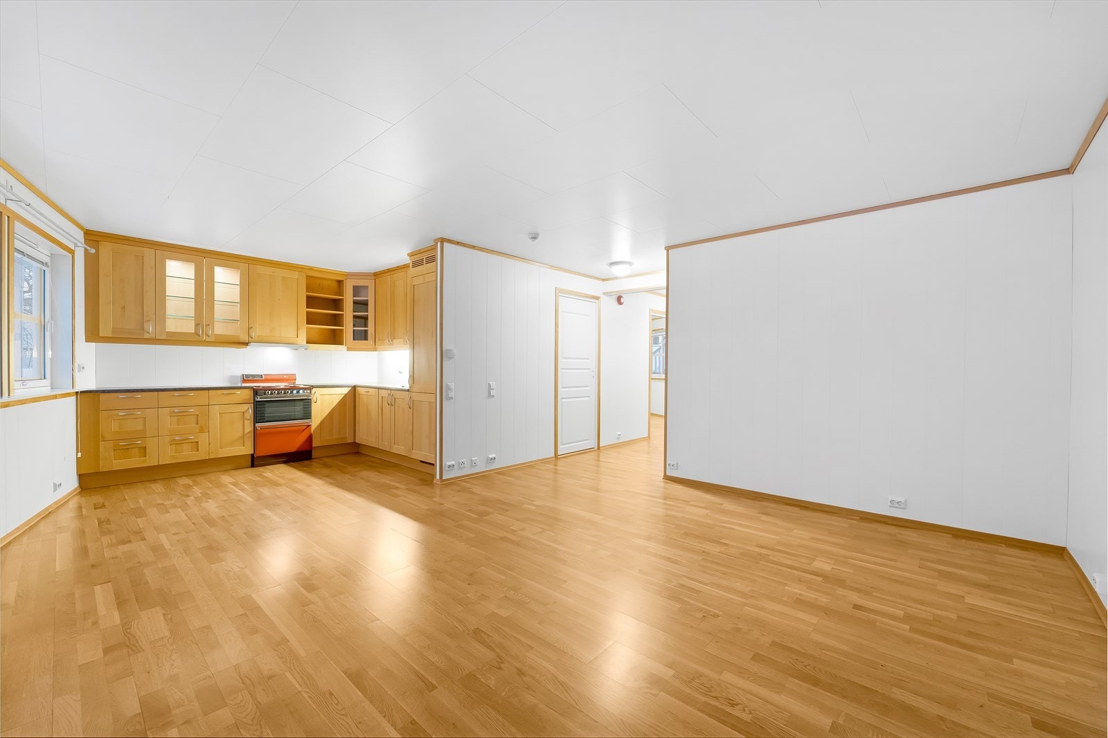 Stua rommer fin plass til både spisebord og sofamøblement. Galleribilde
