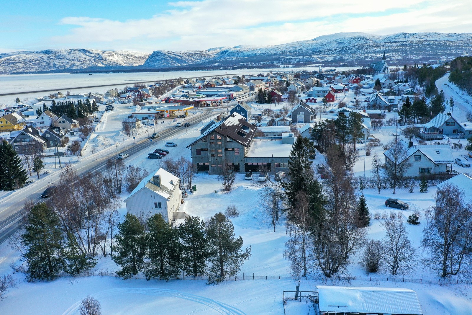 Boligen er sentralt plassert på Elvebakken, tett på butikker, bensinstasjon og apotek Galleribilde