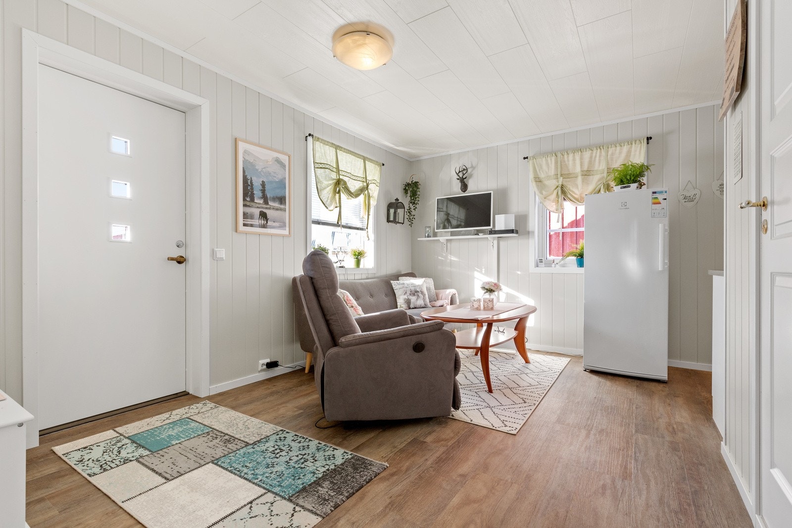 Velkommen inn i stua, et lyst, lunt og koselig rom i hytta Galleribilde
