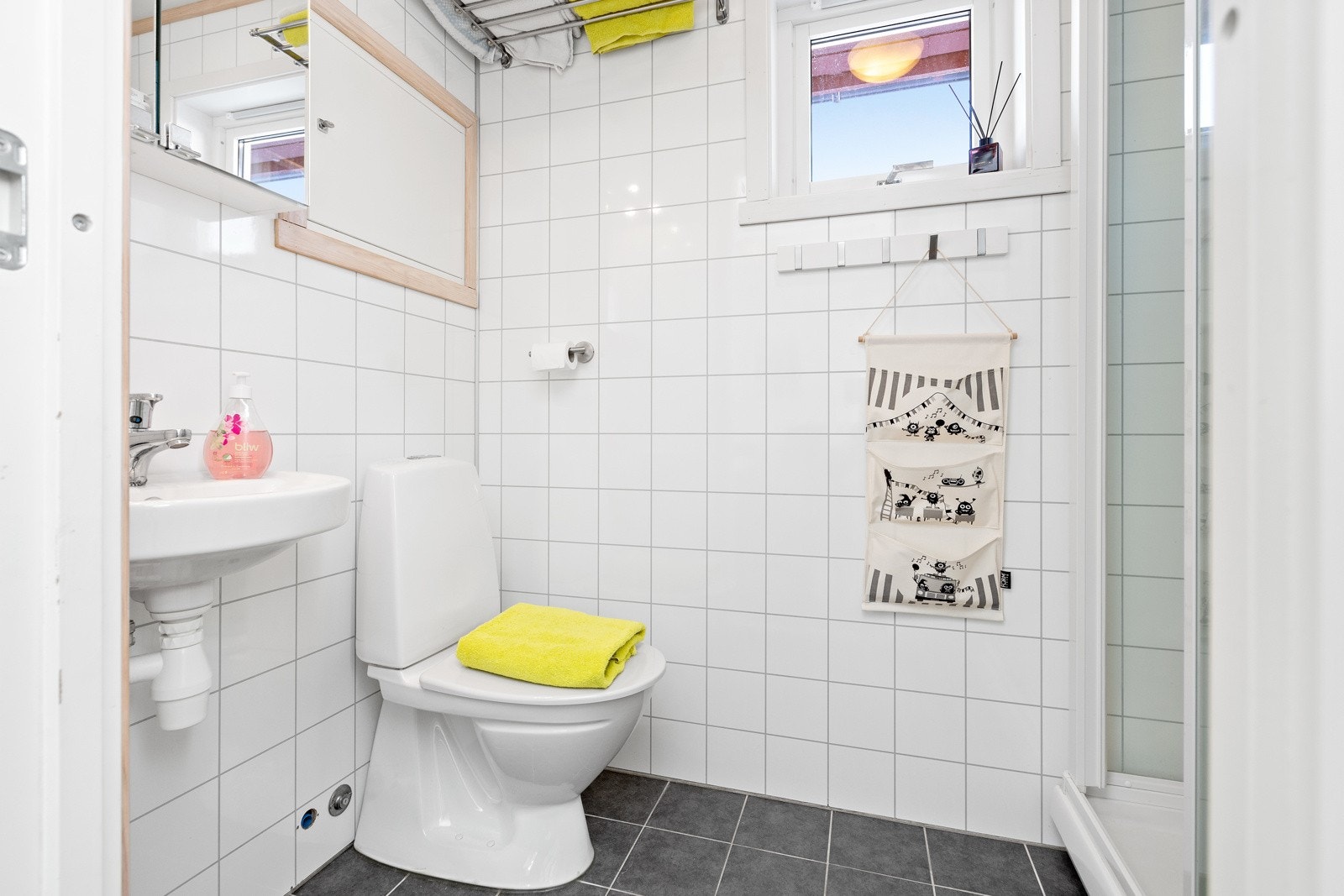 Bad med dusj, toalett og vaskeservant med speil Galleribilde