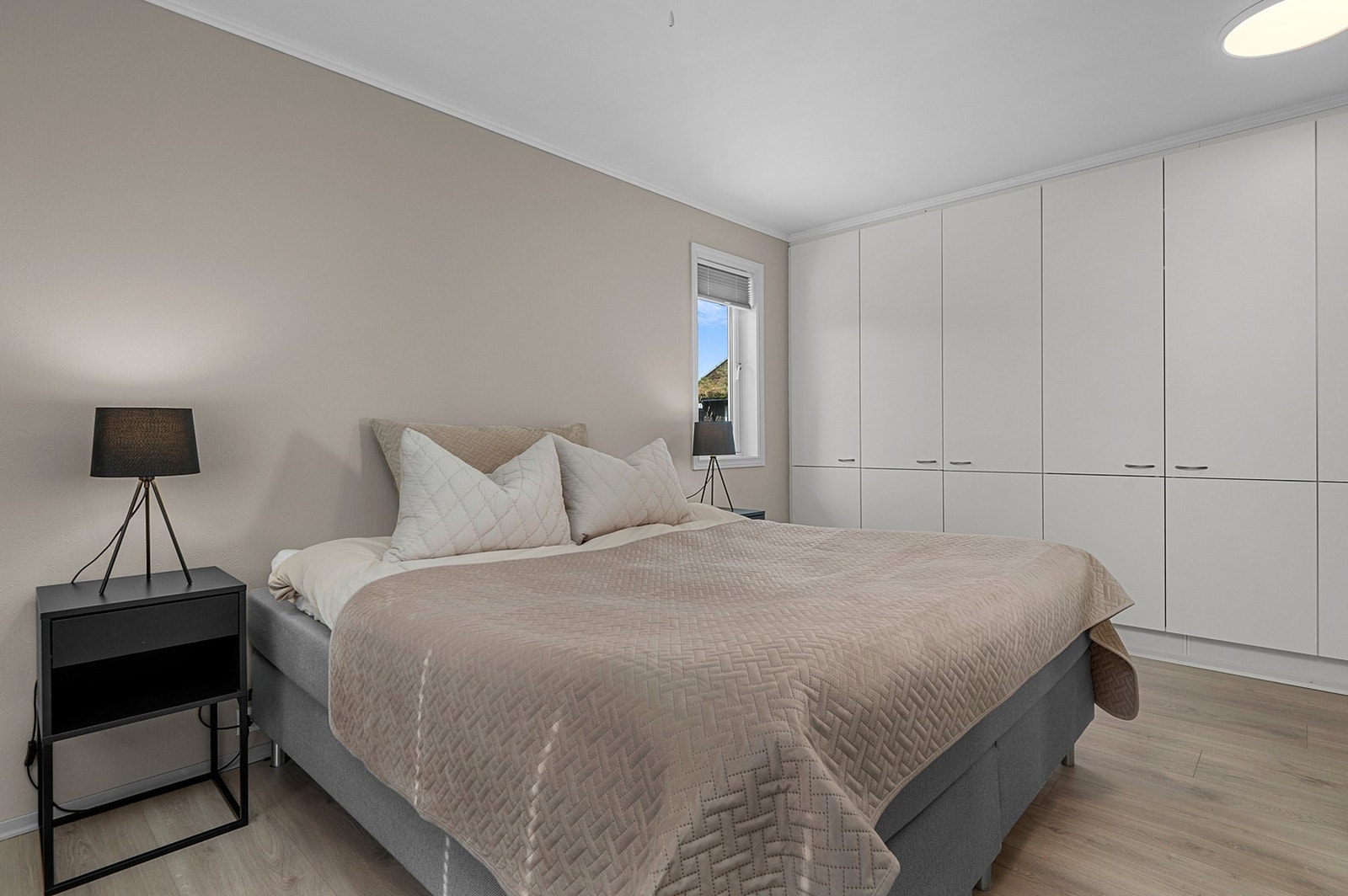2 etg: - Hovedsoverommet med innebygd garderobe. Galleribilde