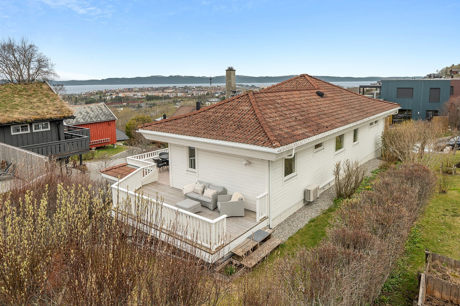 Boligen har en stor og skjermet terrasse med innglassert balkong på 13,5 kvm. Galleribilde