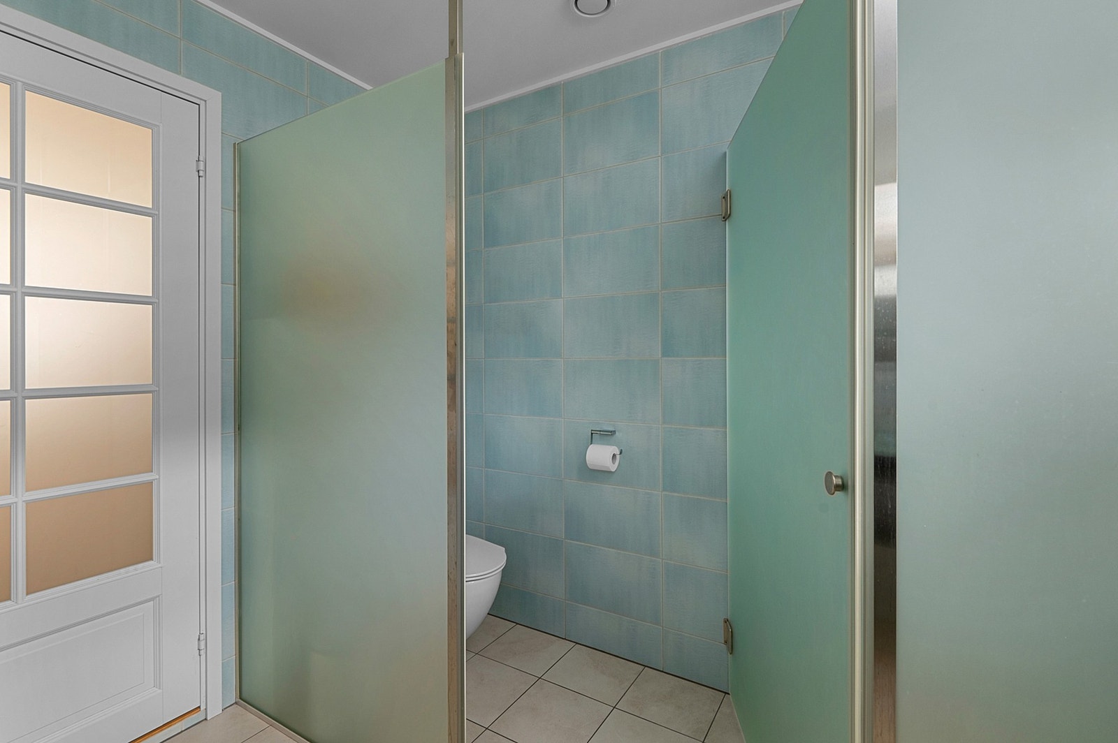 1.etg: - Hovedbadet har eget toalett som er innglassert med glassdør. Galleribilde