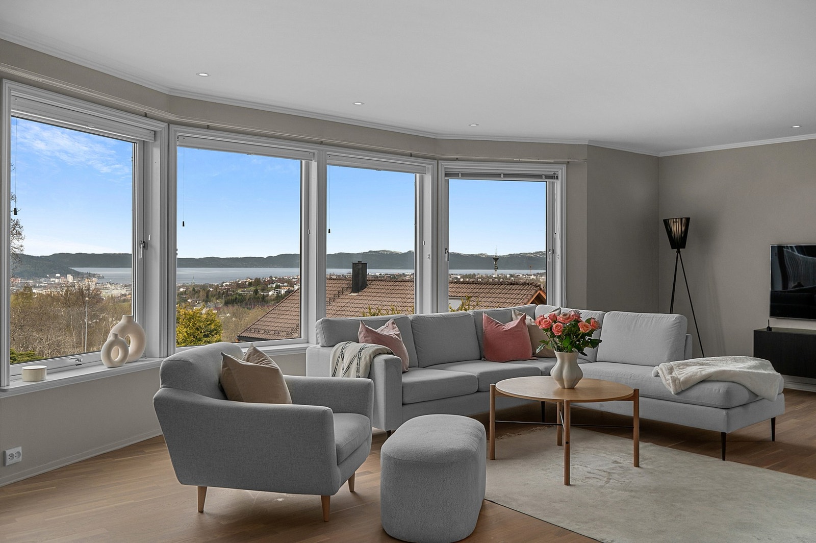 Hovedetasjen er i 2.etasje med adskilt stue og kjøkken. Galleribilde