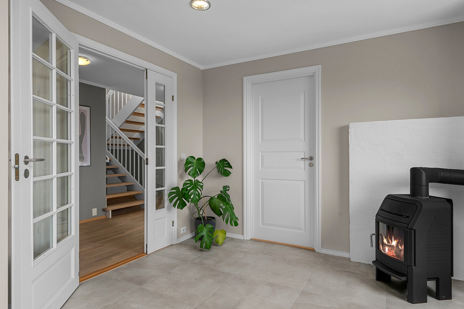 1.etg: - Vegg i vegg med Entreen er det en egen garderobe på 5,5 kvm. Galleribilde