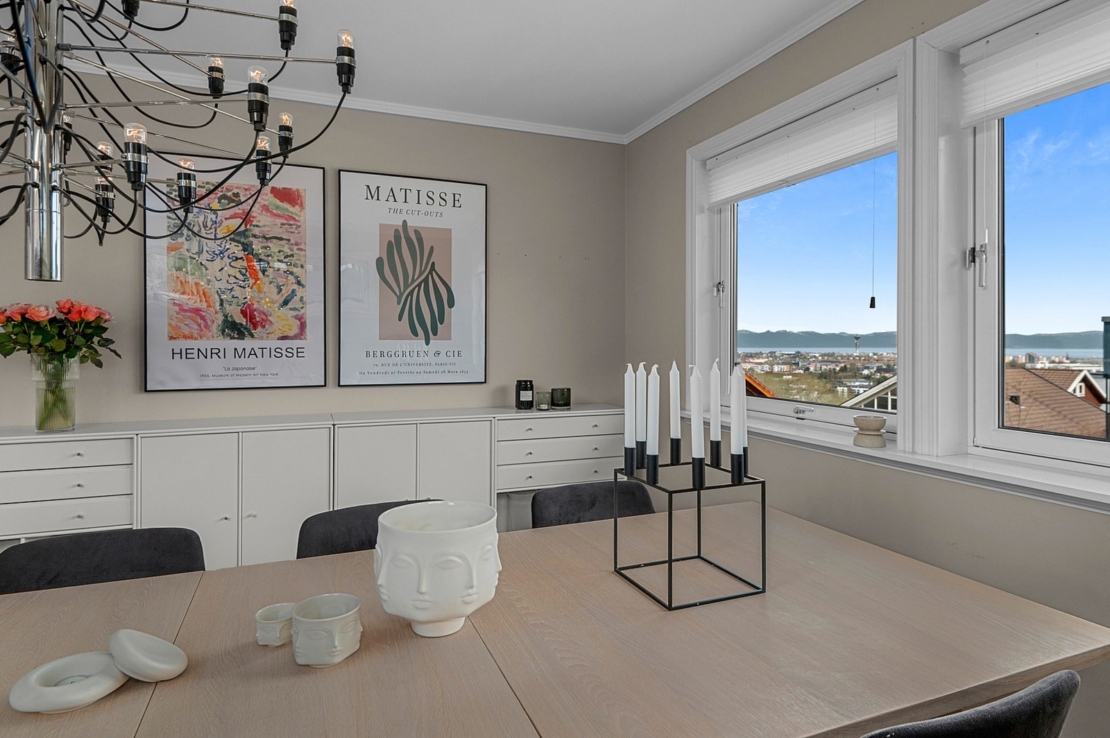 2.etg: - kjøkkenet har to store 2 lags glass vindu. Galleribilde