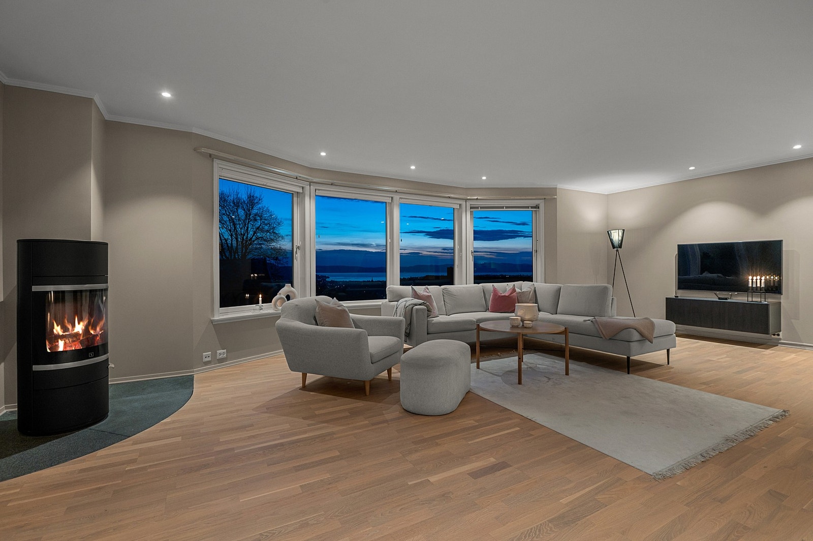 2.etg: - Stuen er stor og åpen med panoramautsikt mot Trondheim. Galleribilde