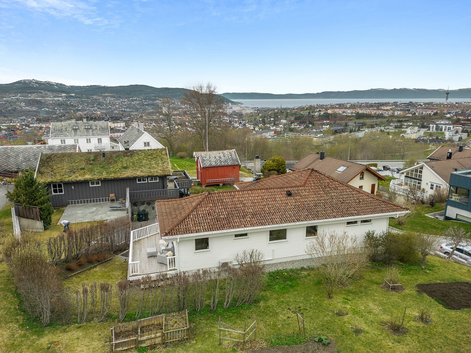 Boligen ligger på en utsiktstomt med egen garasje på 28 kvm. Galleribilde