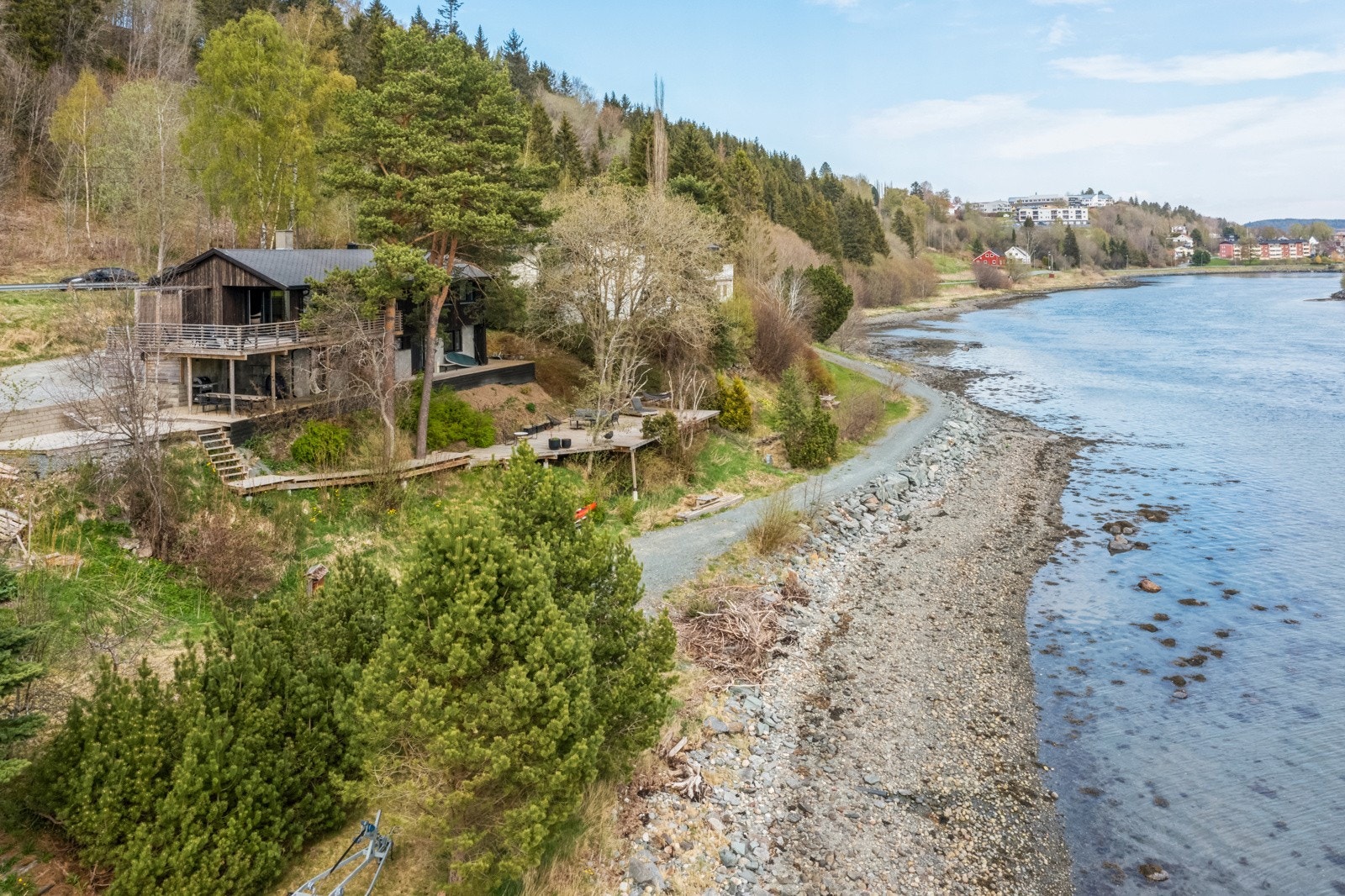 Eiendommen har flere plattinger mot Eidsbotn. Fra plattingen kan man nærmest stupe direkte i vannet. Galleribilde