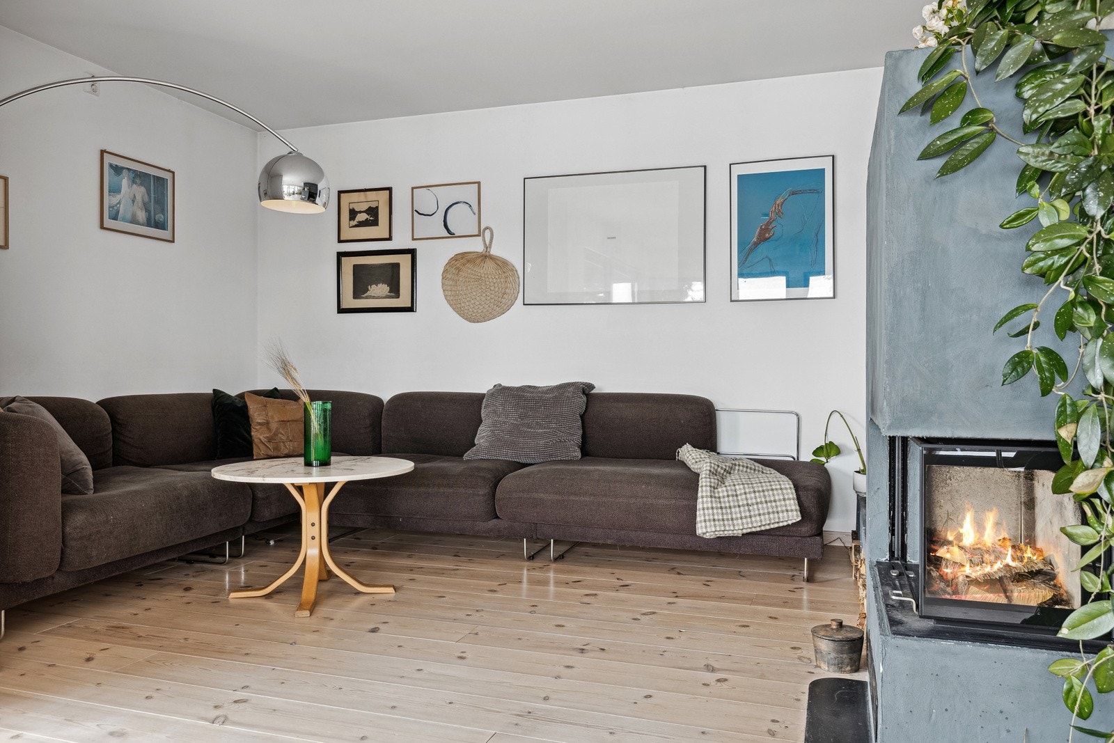 I tillegg til elektrisk oppvarming er det montert tidsriktig peis. Galleribilde